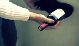 Mẹo vặt cực 'độc': Mở rượu vang bằng giày dễ dàng mà không sủi bọt