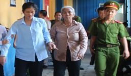 Hai mẹ con giấu ngoại tệ “khủng” vào áo ngực vẫn không thoát