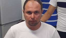 Nhặt được ba lô ATM giả, “ông Tây” rút đống tiền cất trong khách sạn