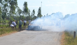 Xe con 4 chỗ cháy rụi khi đang chạy trên đường