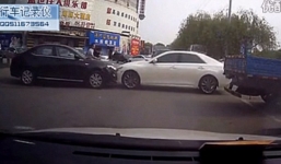 Hai vợ chồng “húc” đầu xe như phim hành động vì chuyện đón con