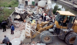 Vợ đòi ly hôn, chồng mang xe ủi san phẳng nhà bố mẹ vợ