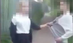 Sốc với clip nữ sinh 'đầu gấu' đấm túi bụi kẻ bán cần sa dởm