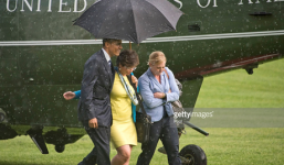 Video: Tổng thống Obama che mưa cho hai nữ chính trị gia