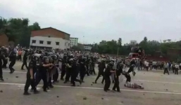 Video: Đụng độ dữ dội giữa người biểu tình Trung Quốc và cảnh sát