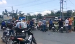 Đối tượng buôn lậu liều lĩnh phi thẳng xe vào công an để thoát thân