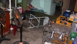 Cầm điện thoại đang sạc pin ngồi trong quán nhậu, bị điện phóng tử vong