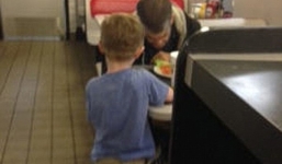 Xúc động cậu bé 5 tuổi tặng bánh cho người vô gia cư