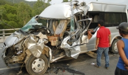 Tai nạn nghiêm trọng: Xe du lịch bẹp dúm, 1 người chết kẹt trong xe