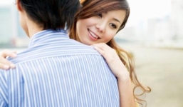  Chồng làm xa, ở nhà bạn thân đưa vợ đi phá thai