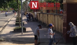 Bức xúc việc nhiều học sinh nhí quét đường đô thị dưới nắng nóng