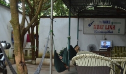 2 đôi nam nữ đang 'mây mưa' trong quán karaoke thì bị bắt quả tang