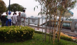 Đang đi bộ bất ngờ người phụ nữ lao thân xuống sông tự tử