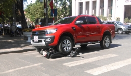 Ô tô cuốn xe máy đi ngược chiều vào gầm