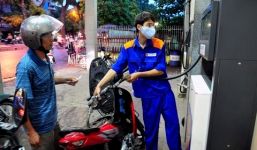 Xăng tăng giá 1.200 đồng một lít 