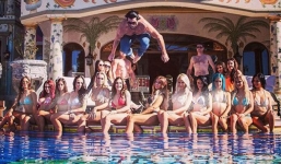 Đại gia dắt 2 người đẹp quỳ trên đường bị la ó