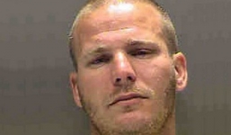 Đi ăn trộm, lăn ra ngủ quên trên ghế nhà gia chủ