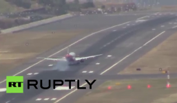 “Xé gió” hạ cánh ở sân bay nguy hiểm nhất thế giới