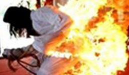 Cha tưới xăng thiêu sống con gái vì... buôn chuyện điện thoại
