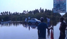 Cha bất lực nhìn con trai 7 tuổi bị cá sấu ăn thịt