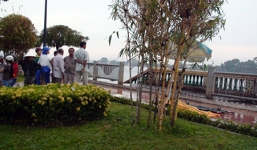 Đi dạo mát, bất ngờ phát hiện thi thể phụ nữ nổi trên sông