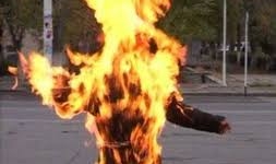 Bực mình vì con mải 'buôn' điện thoại, bố tưới xăng thiêu sống con