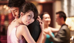 Hoang mang vì 'chồng' thường xuyên qua đêm cùng vợ cũ