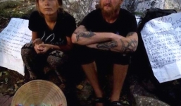 Cặp đôi người nước ngoài kêu gọi 'giúp đỡ vì bị cướp' nói gì?