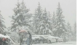 Video: Tuyết rơi giữa mùa hè ở Trung Quốc