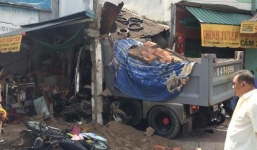 Xe ben mất phanh đâm sập nhà dân, ít nhất ba người thương vong