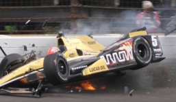 Xe đua vỡ tan và bốc cháy, tay đua may mắn thoát chết 