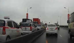 4 taxi đi ngược chiều trên cầu Vĩnh Tuy khiến giao thông tắc ghẽn