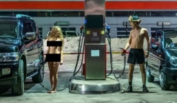 Nga: Mẫu nữ khỏa thân phản đối giá xăng tăng