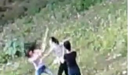 Nữ sinh dùng thước đánh bạn giữa sân trường