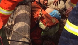 Video: Giải cứu bé trai mắc kẹt dưới giếng sâu 40 m