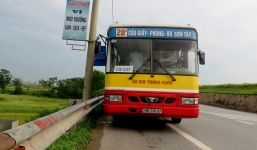 Hà Nội: Xe bus đâm vào vệ đường vì bị hành khách giật tay lái