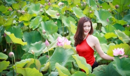 Ngắm thiếu nữ Hà Thành đẹp mê hồn bên sen Hồ Tây