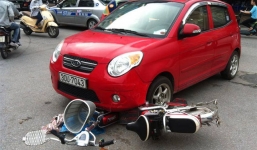 Bản tin 113 – chiều 22/5: Mải buôn điện thoại, cô gái đi xe đạp điện bị cuốn xuống gầm ôtô…