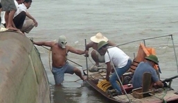 Hai tàu va chạm trên sông Hồng, một thuyền viên mất tích