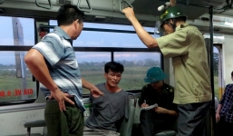 Lái xe và hành khách xô xát, xe bus suýt lao khỏi đường cao tốc