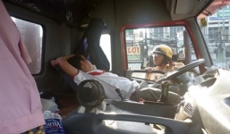 Xử phạt gần 8 triệu đồng đối với tài xế đỗ container giữa đường, ngả ghế nằm ngủ