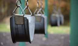 Người mẹ đẩy xác con trai 3 tuổi đã chết trên xích đu suốt nhiều giờ