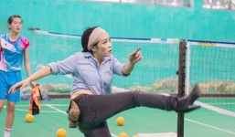 Phương Thanh đá cầu mây trên giày cao gót cùng VĐV Seagames 28