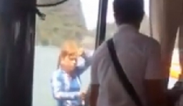 Clip: Chặt chém khách du lịch 200.000 đồng/nải chuối tại Vịnh Hạ Long gây bức xúc