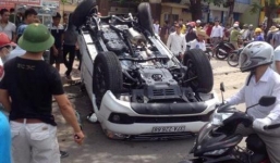 Nghệ An: Ô tô tông gãy cột điện, lật ngửa trên đường