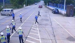 Video xe điên kéo lê cảnh sát hàng chục mét vì bị phạt tiền