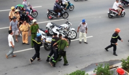 14 phòng trọ ngập trong biển lửa, 2 cảnh sát bị thương