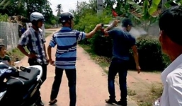 Công an xã xịt hơi cay khiến nam thanh niên gục ngã 