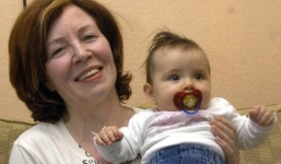 Kinh ngạc bà mẹ 65 tuổi mà vẫn sinh tư