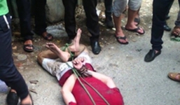 Nam thanh niên làm loạn trên phố, đấm thẳng vào mặt bà cụ 70 tuổi